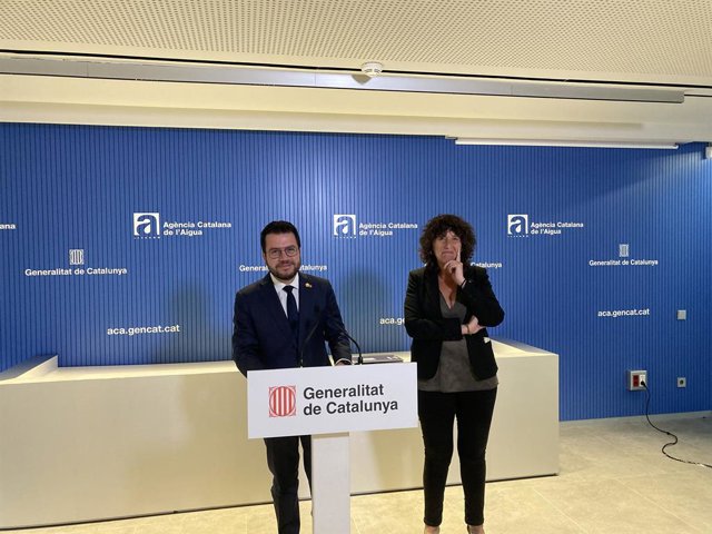 El president de la Generalitat, Pere Aragonès, al costat de la consellera d'Acció Climàtica, Alimentació i Agenda Rural, Teresa Jordà