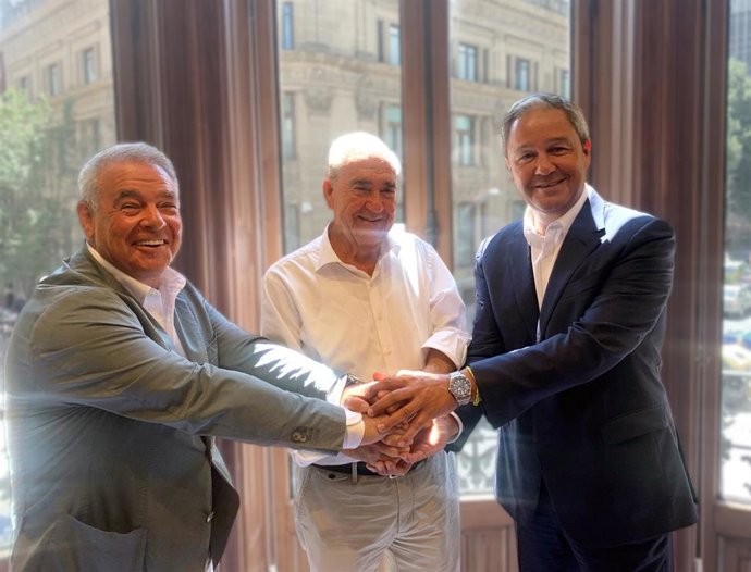 De Izquierda A Derecha: Walter Mattheus Y Víctor Consejero Delegado Y Presidente De Bilbomática, Respectivamente, Y  Constantino Fernández, Presidente De Grupo Altia.