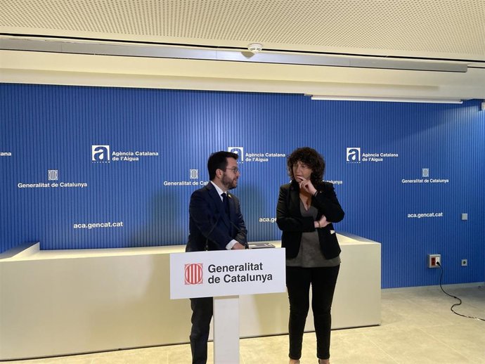 El presidente de la Generalitat, Pere Aragons, conversa con la consellera de Acción Climática, Alimentación y Agenda Rural, Teresa Jord.