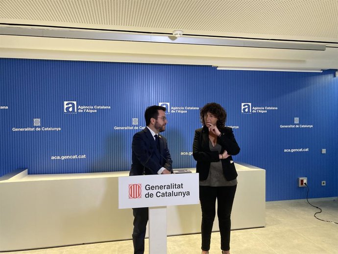 El president de la Generalitat, Pere Aragons, parla amb la consellera d'Acció Climtica, Alimentació i Agenda Rural, Teresa Jord.