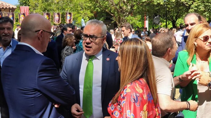 El portavoz del PRC en el Parlamento de Cantabria, Pedro Hernando (en el centro, de frente), charla con la presidenta del PP, María José Sáenz de Buruaga, y el líder de Cs, Félix Álvarez, en el Día de las Instituciones