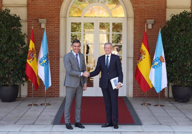 El presidente del Gobierno, Pedro Sánchez (i), recibe al presidente del Gobierno de Galicia, Alfonso Rueda (d), en el Palacio de La Moncloa.