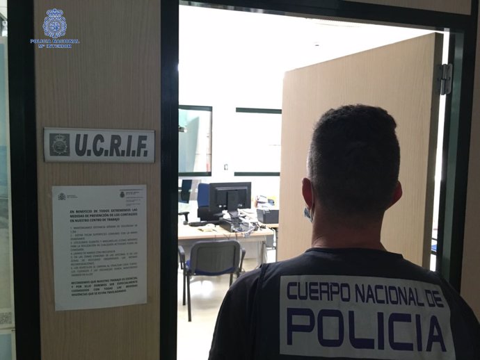 Archivo - Agente de la Policía Nacional en Ibiza