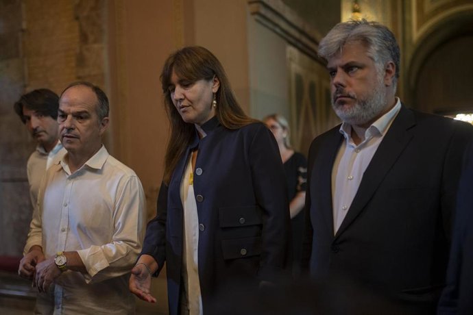 (I-D) El secretario general de Junts Per Catalunya (JxCat), Jordi Turull; la presidenta del Parlament, Laura Borrs y  el presidente de Junts en el Parlament, Albert Batet, a su salida de la mesa del Parlamet, tras la decisión de la mesa de suspender su
