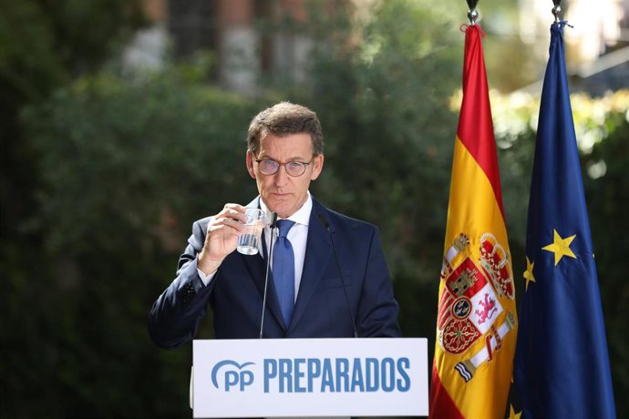 El presidente del PP, Alberto Núñez Feijóo, bebe agua durante su comparecencia donde ha hecho balance del curso político del Partido Popular, a las puertas del Senado, a 28 de julio de 2022, en Madrid (España). Durante el acto, Feijóo ha hablado sobre l