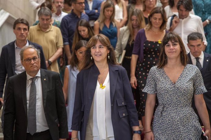 Foto de familia, (de (i-d),el expresident de la Generalitat, Quim Torra; la presidenta del Parlament, Laura Borrs y la diputada de Junts, Aurora Madaula, al salir de la mesa del Parlamet, tras la decisión de la mesa de suspender su cargo, a 28 de julio