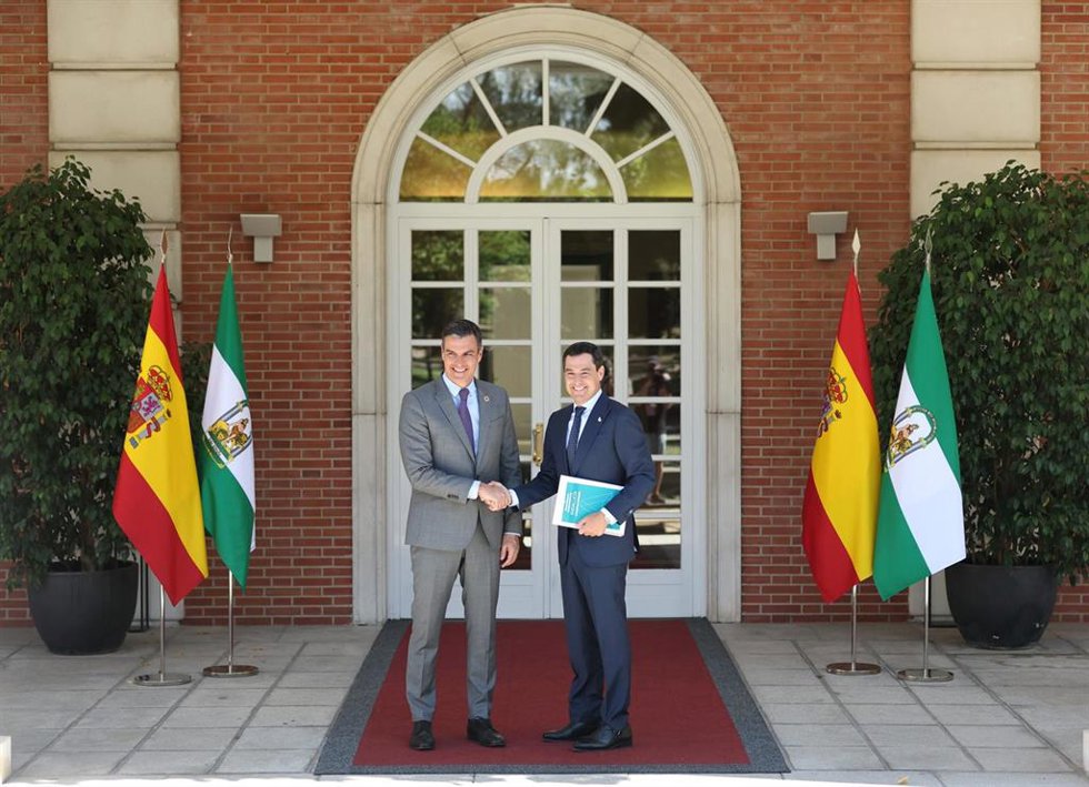 El presidente del Gobierno, Pedro Sánchez (i), recibe al presidente de la Junta de Andalucía, Juanma Moreno Bonilla (d), en el Palacio de La Moncloa, a 28 de julio de 2022, en Madrid (España). La reunión con Moreno, llega solo cuatro días después de su 