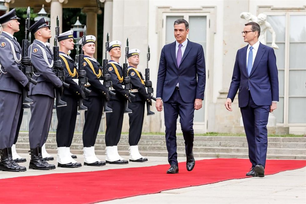 27 July 2022, Poland, Warsaw: Polish Prime Minister Mateusz Morawiecki (R) welcomes his Spanish counterpart Pedro Sanchez ahead of their meeting at Royal Baths Park. Photo: Dominika Zarzycka/SOPA Images via ZUMA Press Wire/dpa