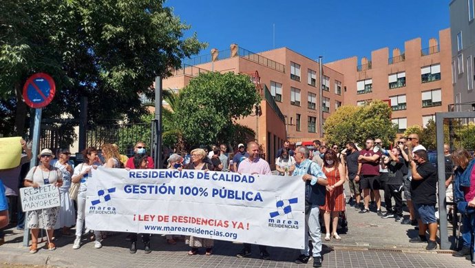 Concentración por los problemas en la residencia de mayores 'Parque de los Frailes' de Leganés