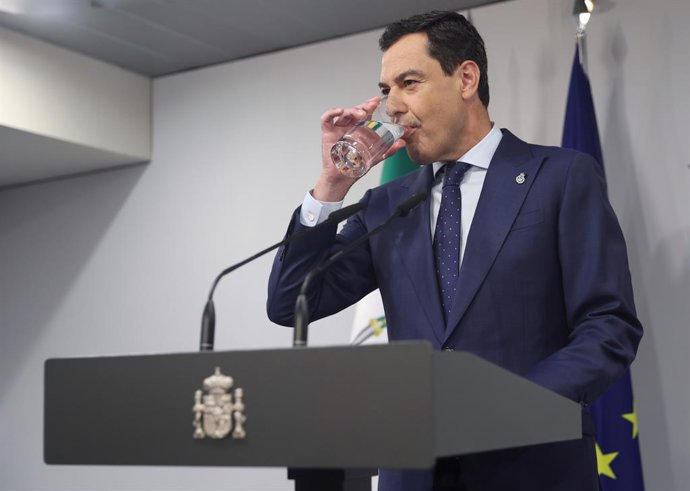 El presidente de la Junta de Andalucía, Juanma Moreno Bonilla, interviene en rueda de prensa tras su reunión con el presidente del Gobierno, Pedro Sánchez, en el Palacio de La Moncloa, a 28 de julio de 2022, en Madrid (España). La reunión con Moreno, ll