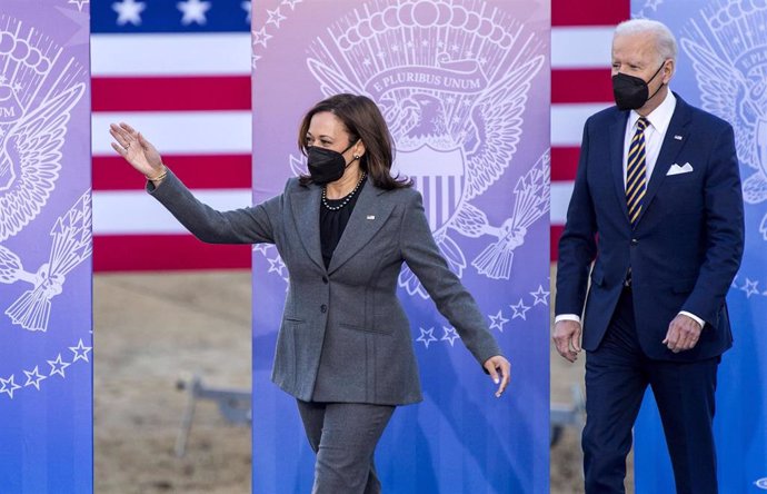 Archivo - La vicepresidenta de Estados Unidos, Kamala Harris, junto con el presidente, Joe Biden