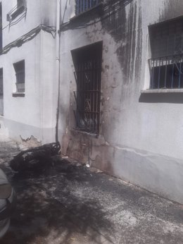 Siete atendidos por inhalar humo en Jerez tras incendiarse una moto al lado de la fachada de una casa