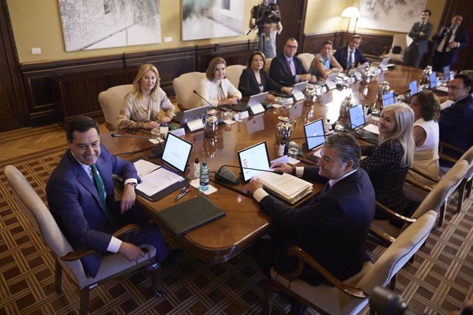El presidente de la Junta de Andalucía, Juanma Moreno, preside el primer Consejo de Gobierno de la Junta de Andalucía de la XII Legislatura en el Palacio de San Telmo, a 26 de julio de 2022 en Sevilla (Andalucía, España)