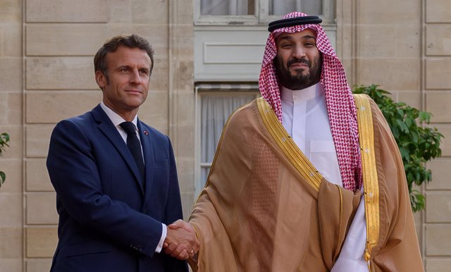Emmanuel Macron se saluda con el príncipe heredero de Arabia Saudí, Mohamed bin Salmán en el Palacio del Elíseo 