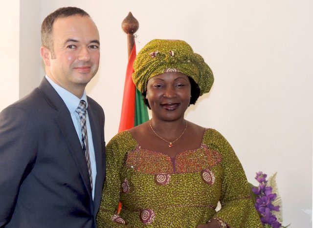 La exministra de Trabajo de Costa de Marfil, Maria Helena Taipo (d)