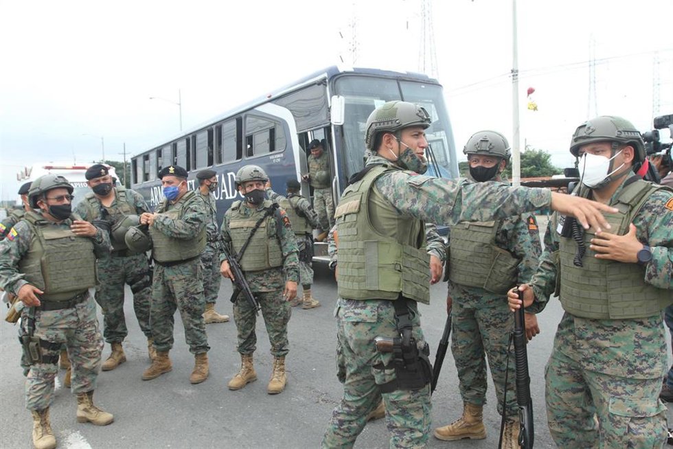 Archivo - Operativo del Ejército de Ecuador para sofocar los motínes que se produjeron en varias cárceles del país en febrero de 2021.