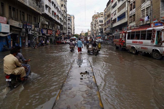 26 de julio de 2022, Pakistán, Karachi: Varios conductores vadean una calle inundada en medio de las inundaciones del monzón. Foto: -/PPI vía ZUMA Press Wire/dpa