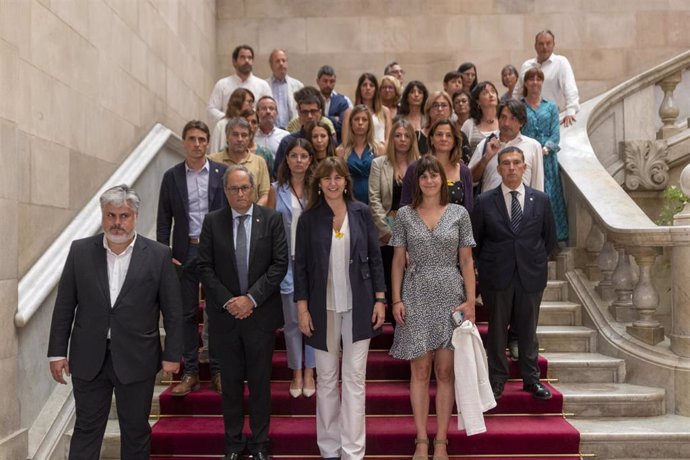 Foto de familia, en la primera fila, (de (i-d), el presidente de Junts en el Parlament, Albert Batet; el expresident de la Generalitat, Quim Torra; la presidenta del Parlament, Laura Borrs y la diputada de Junts, Aurora Madaula, posan al salir de la me