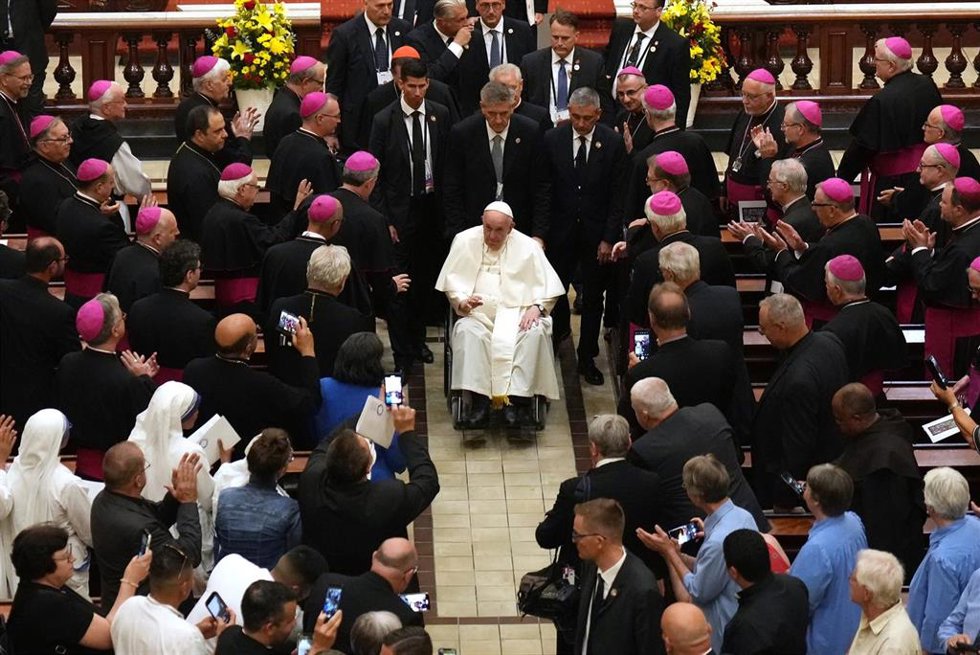 El Papa Francisco sale de la Catedral-Basílica de Notre-Dame de Quebec, en la ciudad de Quebec, después de presidir un servicio de oración vespertino durante su visita papal por Canadá, el jueves, J