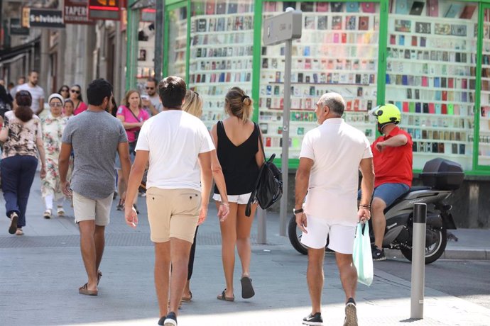 Archivo - Un grupo de personas pasean por la calle