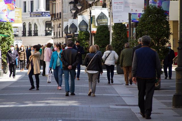 Archivo - Personas caminando por la calle Santiago de Valladolid.