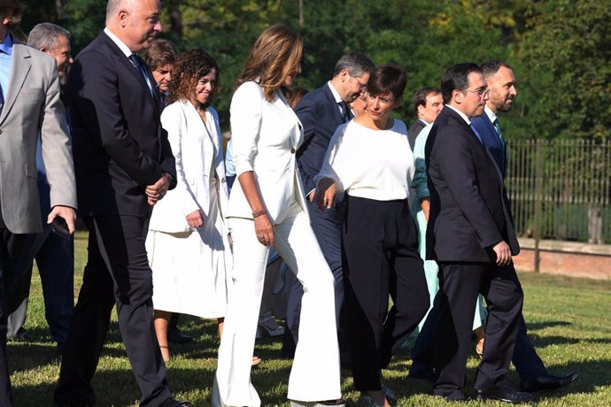 La consejera de Autogobierno, Olatz Garamendi, la ministra de Política Territorial, Isabel Rodríguez, el ministro de Exteriores, José Manuel Albares, y el delegado del Gobierno, Denis Itxaso, en el Palacio de Artaza, en Leioa (Bizkaia)