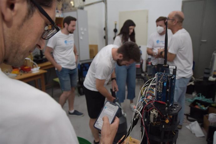 Pencho Soto controlando los sensores de una de las boyas desde su teléfono móvil, en un laboratorio de la Escuela de Industriales.