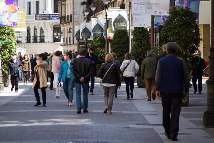 Archivo - Persones caminant pel carrer