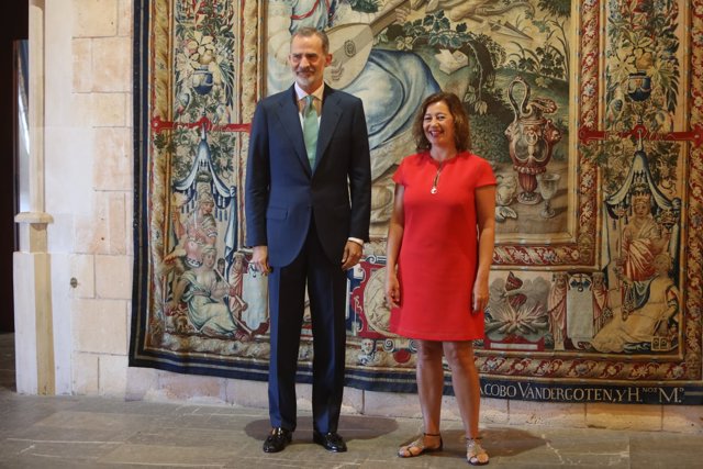 El rey Felipe VI con la presidenta del Govern, Francina Armengol.