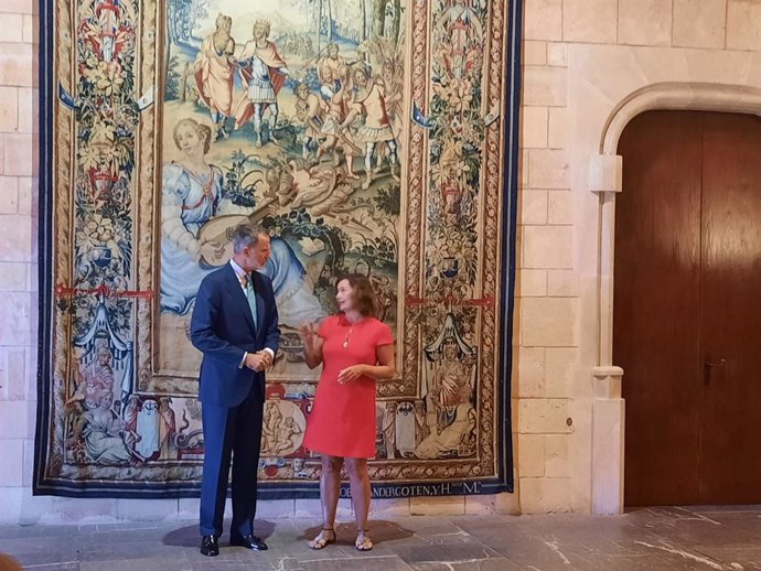 El rey Felipe VI con la presidenta del Govern, Francina Armengol.