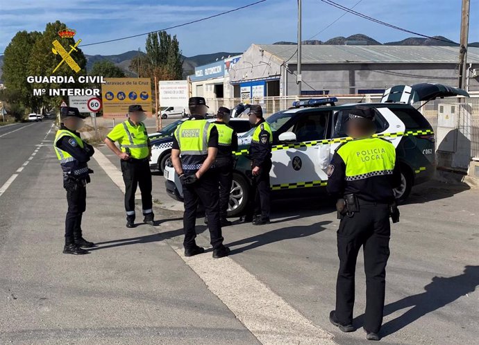 Imagen de los agentes que interceptaron el vehículo