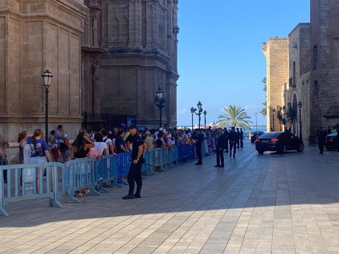Personas concentradas frente al Palacio de la Almudaina en apoyo al Rey