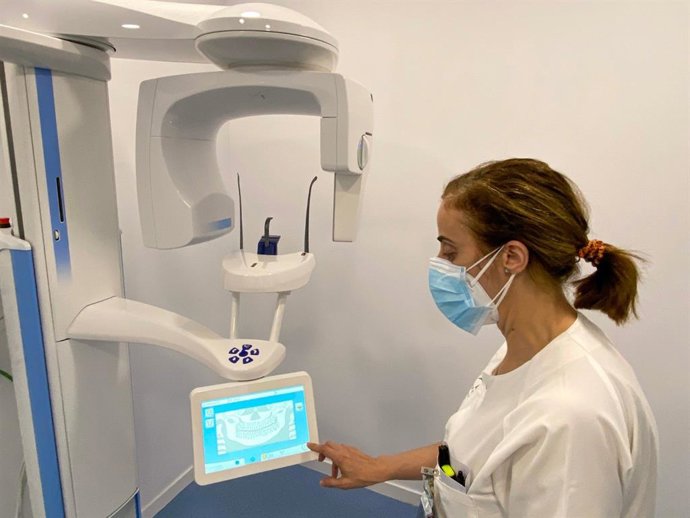 Una profesional sanitaria trabaja con el nuevo ortopantomógrafo de última generación en el Hospital de Cabra.
