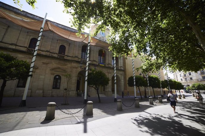 Archivo - Fachada principal del Ayuntamiento de Sevilla.