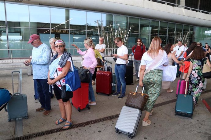 Salida y llegada de pasajeros en el aeropuerto Costa del Sol de la capital, a 1 de julio de 2022 en Málaga (Andalucía, España)