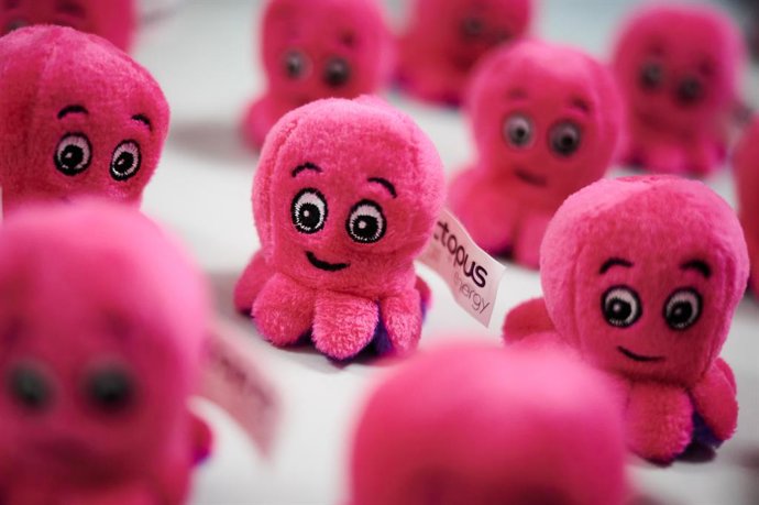 Archivo - Pulpos de peluche de promoción de Octopus Energy Group.