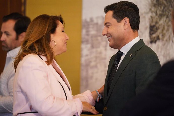 La consejera andaluza de Agricultura, Ganadería, Pesca y Desarrollo Sostenible, Carmen Crespo, y el presidente de la Junta de Andalucía, Juanma Moreno, en una foto de archivo.