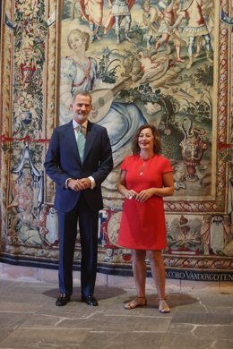 El rey Felipe VI con la presidenta del Govern, Francina Armengol, antes de comenza la audiencia.