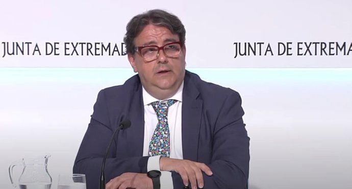 El consejero de Sanidad, José María Vergeles, en rueda de prensa hablando de las listas de espera en atención a la dependencia.