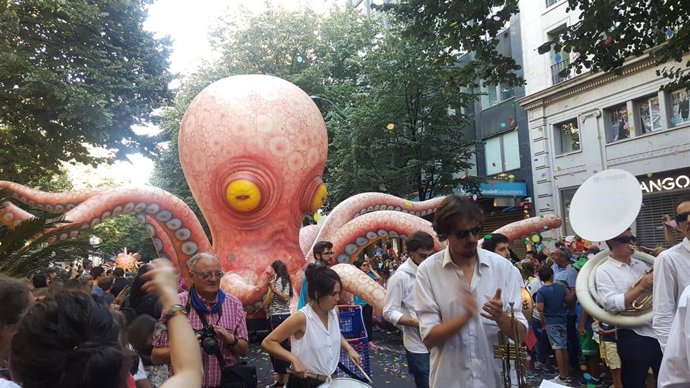 Imagen del Desfile de la Ballena.