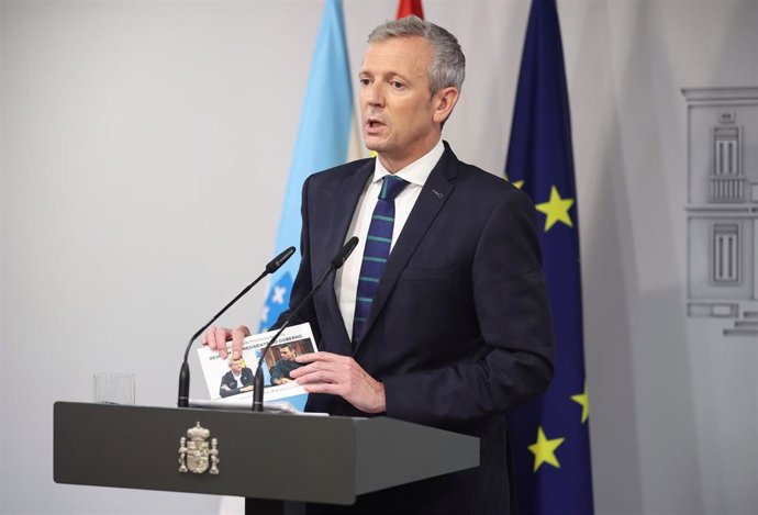 El presidente del Gobierno de Galicia, Alfonso Rueda, comparece tras su reunión con el presidente del Gobierno, en el Palacio de La Moncloa, a 28 de julio de 2022, en Madrid (España). La reunión con Rueda llega dos meses después de que fuera investido e