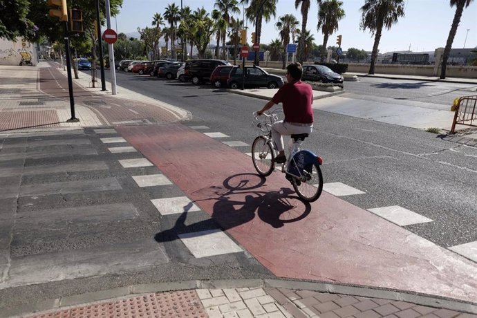 Archivo - Carretera y carril bici en Málaga capital