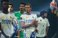 Gareth Bale visita a la plantilla del Real Madrid en su concentración en Los Angeles