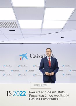 El consejero delegado de CaixaBank, Gonzalo Gortázar, durante la presentación de los resultados de la entidad del primer semestre de 2022