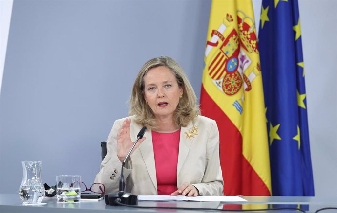 La vicepresidenta primera y ministra de Asuntos Económicos y Transformación Digital, Nadia Calviño, en una rueda de prensa posterior al Consejo de Ministros, en el Palacio de La Moncloa, a 26 de julio de 2022, en Madrid (España). El Consejo de Ministros