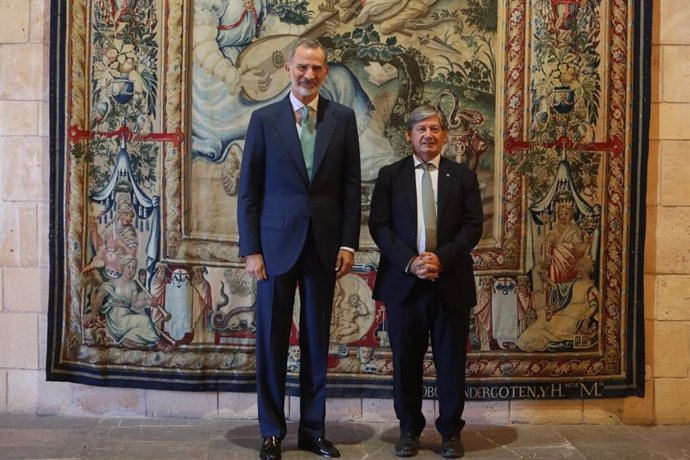 El rey Felipe VI con el presidente del Parlament, Vicen Thoms.