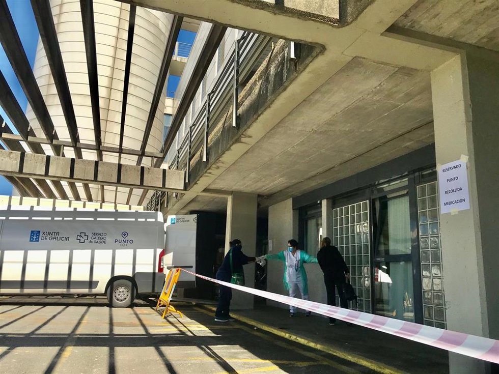 Archivo - Zona habilitada para dispensar fármacos a pacientes en el Hospital Montecelo de Pontevedra como medida de prevención ante el COVID-19