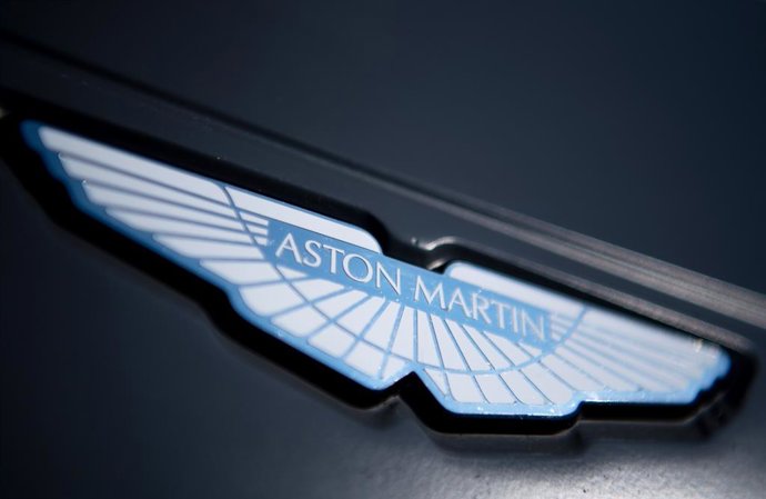 Archivo - FILED - 25 August 2019, Brandenburg, Klettwitz: A logo of the car manufacturer Aston Martin is attached to the hood of a race car at the Lausitzring. British luxury carmaker Aston Martin plans to raise 653 million ($772 million) in an attempt