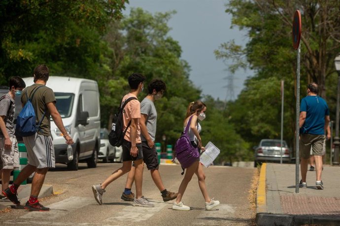 Archivo - Estudiantes de Bachillerato en las inmediaciones de las aulas donde entrarán para realizar los exámenes de la Evaluación de Acceso a la Universidad de Madrid (EvAU) en el Campus de la Universidad Autónoma de Madrid, en Madrid (España), a 9 de 