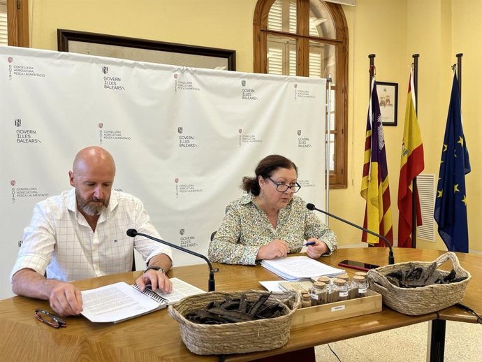 La consellera de Agricultura, Pesca y Alimentación, Mae de la Concha, y el director general de Agricultura, Ganadería y Desarrollo Rural, Fernando Fernández.